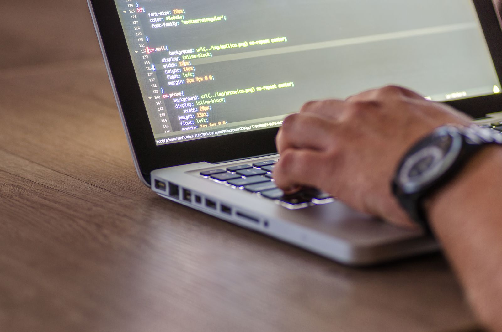 Desarrollador escribiendo el código de una página web