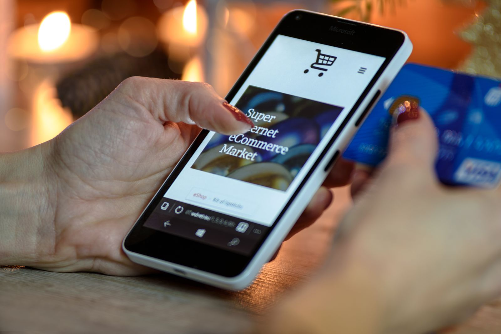 Persona comprando en una tienda online desde su teléfono
